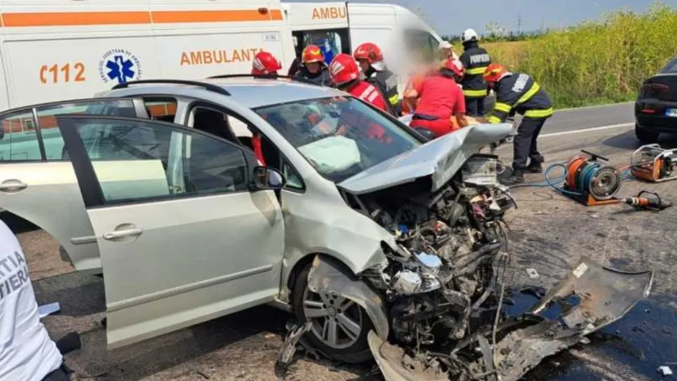 Accident grav pe Centura de Est a Ploieștiului. Trei mașini implicate, două persoane prinse în fiarele contorsionate