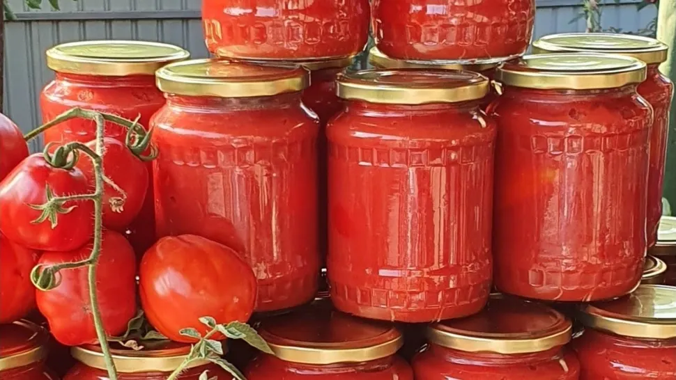 Ce trebuie să pui în borcanul de bulion ca să nu fermenteze peste iarnă. Trucul secret al gospodinelor desăvârșite