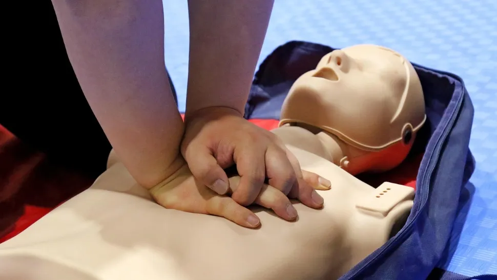 Controverse uriașe: un bărbat este acuzat că a pipăit o femeie în timp ce efectua manevrele de resuscitare pentru a-i salva viața
