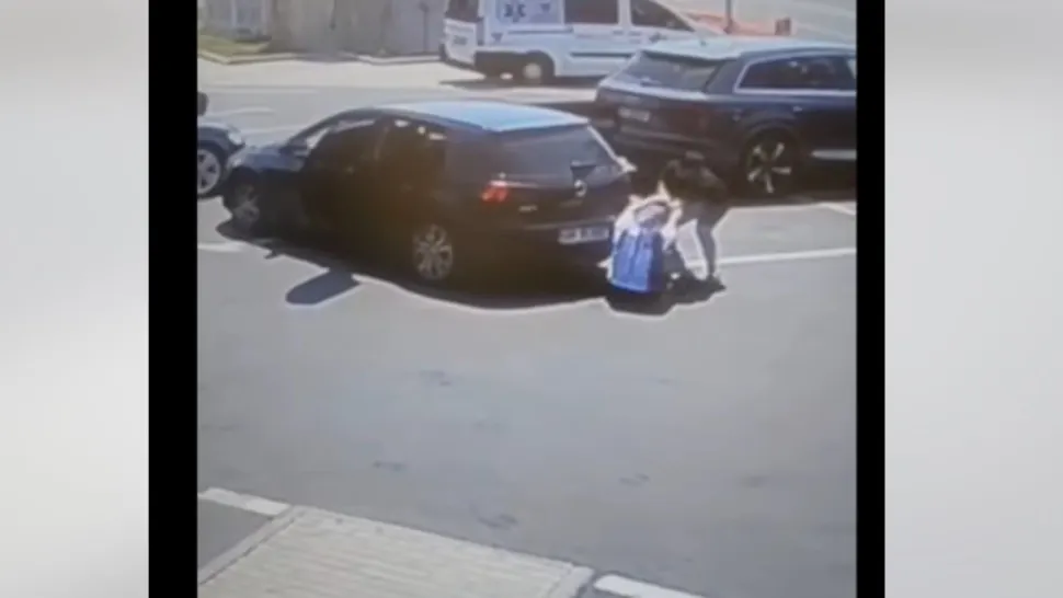 Tentativă de răpire, ziua în amiaza mare, în parcarea unui supermarket din Bacău. Doi bărbați au fost reținuți VIDEO