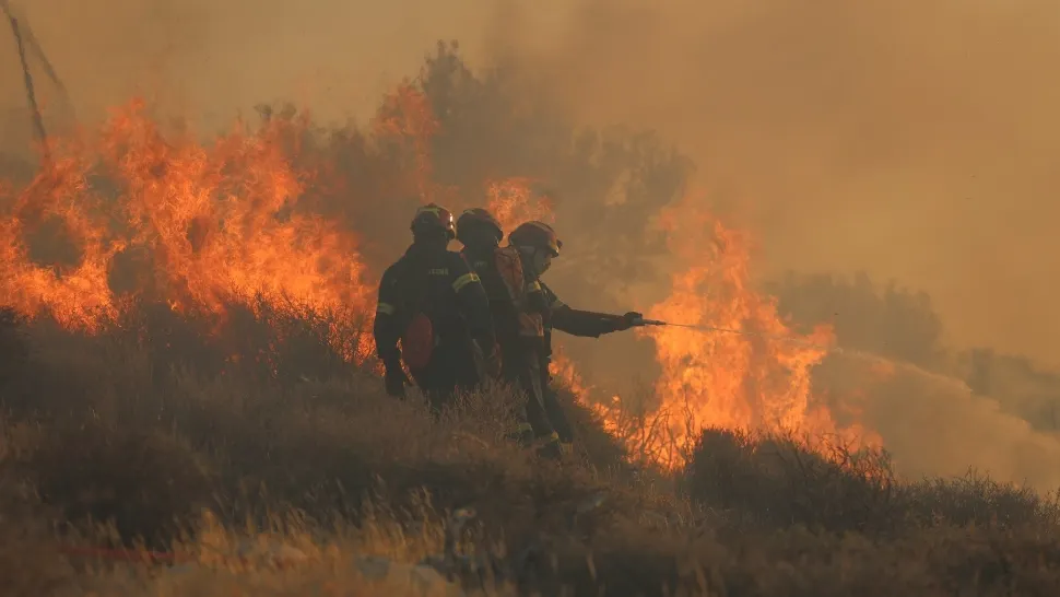 Grecia, blocată. Pompierii se luptă de zile întregi cu incendiile apocaliptice. Insule întregi, devastate și evacuate
