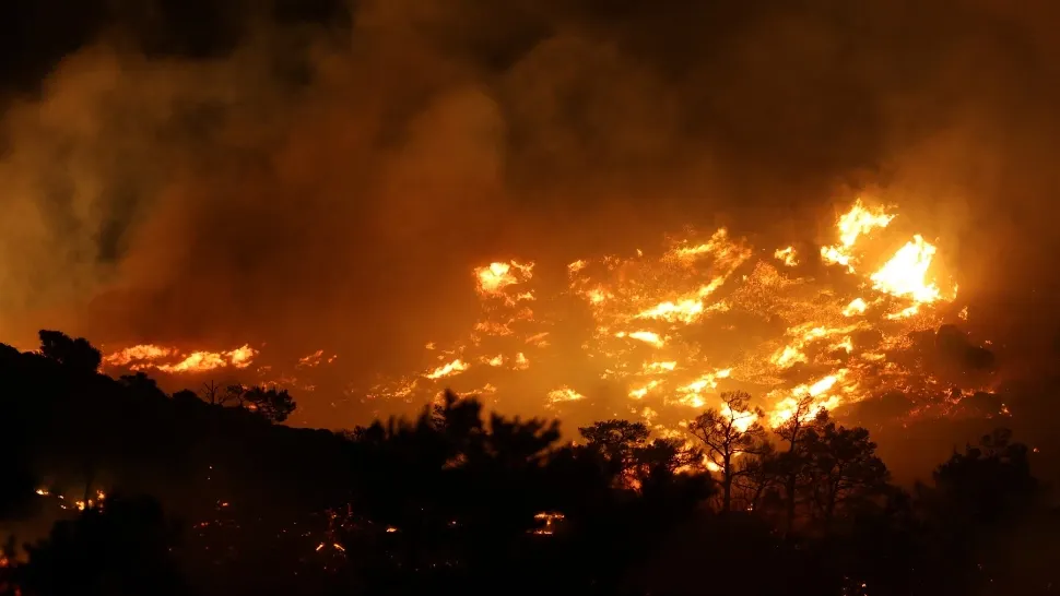 Evacuări în masă, de pe insula preferată a românilor în vacanța de vară. Pompierii se luptă cu incendii catastrofale de vegetație VIDEO
