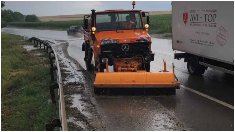 Municipiul Iași, grav afectat de ploaia torențială! Pompierii intervin pentru evacuarea apei din mai multe locuințe