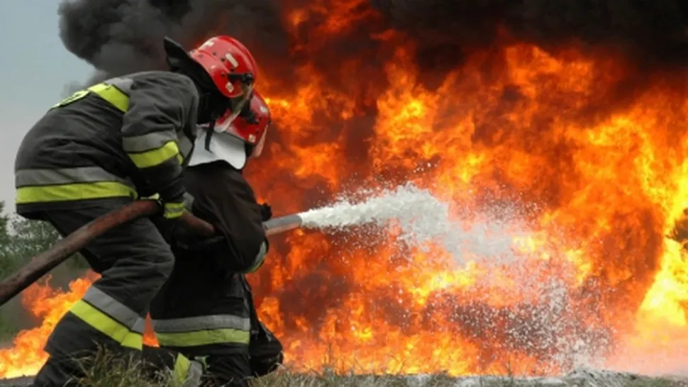 Incendiu puternic la o cabană din zona Zărnești: intervenție de amploare a pompierilor