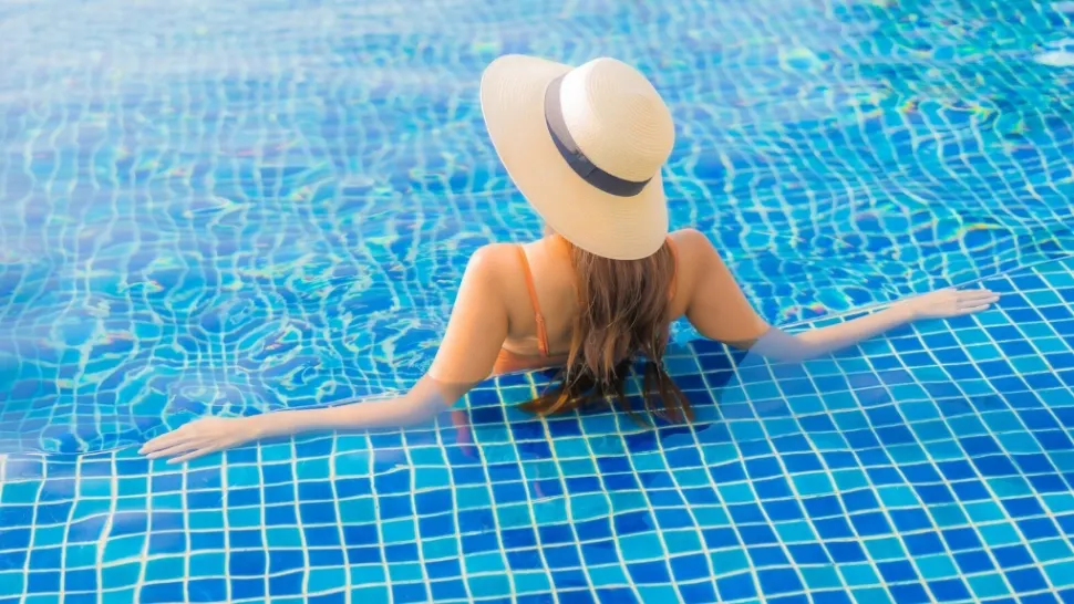 Cum îți dai seama dacă apa din piscină are prea mult clor. Specialiștii demontează un mit răspândit