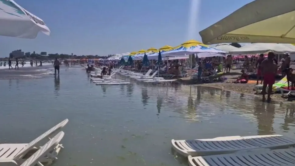 Fenomen rar pe litoral: marea a inundat plaja din Costinești - FOTO