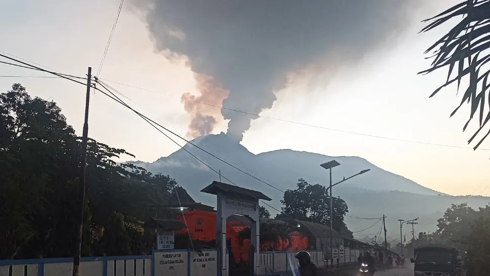 Atenționare de călătorie pentru o destinație exotică frecventată de români. A erupt un vulcan
