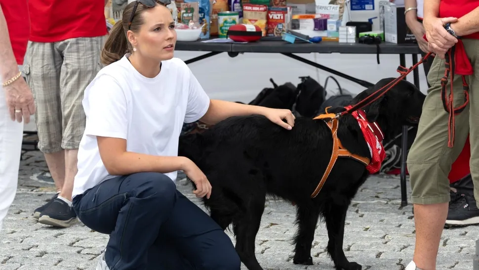Viitoarea regină care călătorește cu metroul. O prințesă nordică fără haine de lux, fără bijuterii, și fără aere de superioritate