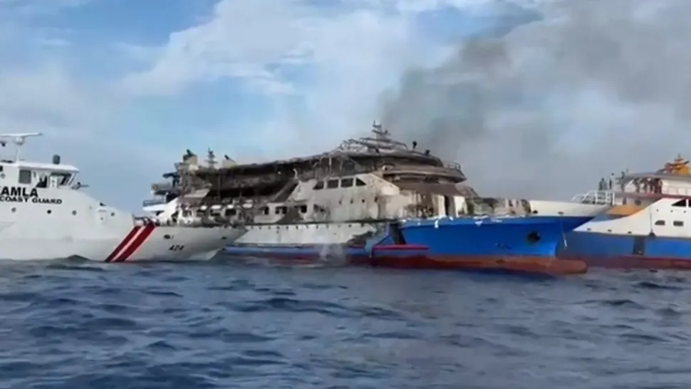 Scene dramatice, în Indonezia: un feribot cu sute de pasageri a luat foc pe mare - morți și răniți - VIDEO