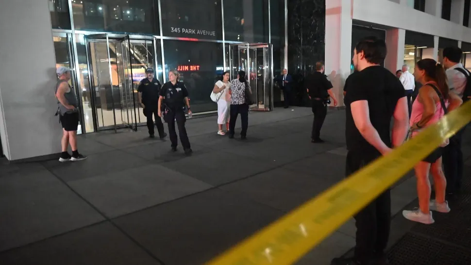 Atac armat într-un zgârie-nori din Manhattan: mai multe victime, inclusiv un polițist. Atacatorul s-a sinucis