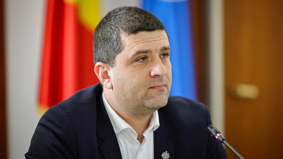 Rezistul Miruță de la Economie se plimbă mai ceva ca Iohannis. Cum și-a luat colegul de liceu la Seul pe banii ministerului