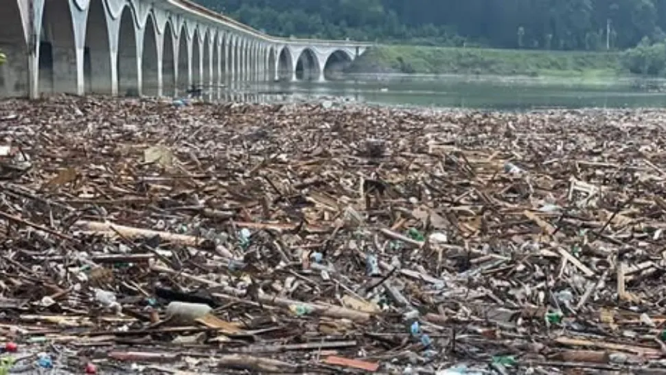 Ecologizarea lacului Izvorul Muntelui continuă. Autoritățile au scos până acum 300 de metri cubi de deșeuri 