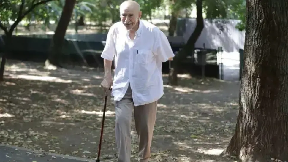 Victor Rebengiuc, la 92 de ani, surprins în Parcul Cișmigiu. Eleganță, umor și lecția unui mare actor
