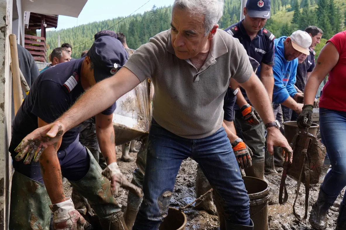 Călin Georgescu și George Simion, în mijlocul românilor din Broșteni, grav afectați de inundații: "Totul trebuie construit de la zero! Nu există prevenție, statul trebuia să se implice"- LIVE TEXT și VIDEO