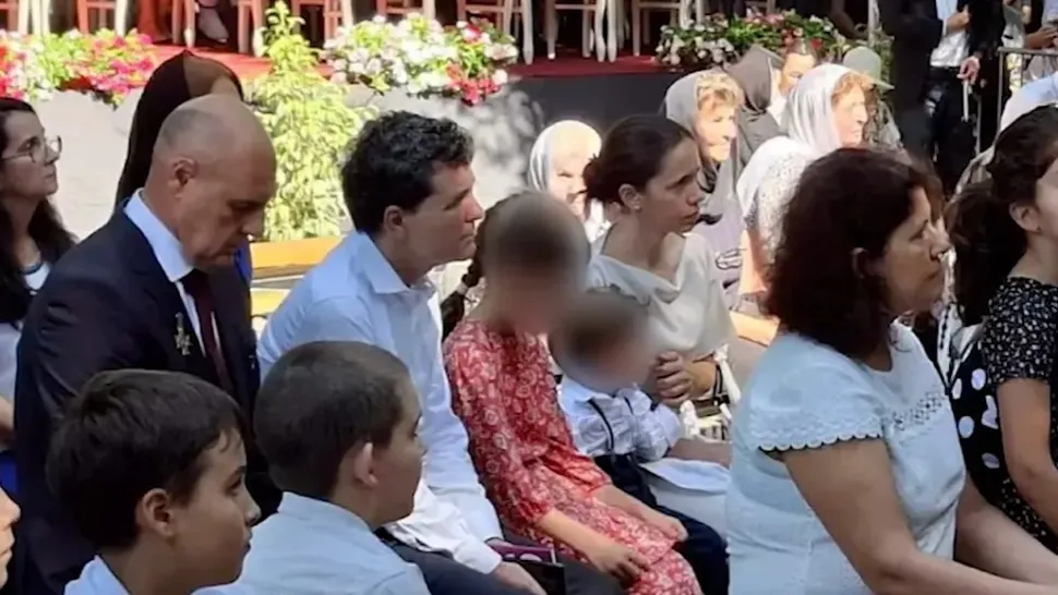 Nicușor Dan, la slujbă cu familia. Exercițiu de imagine de Ziua Marinei Române