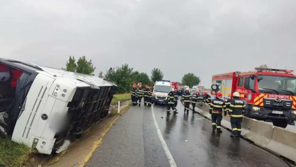 Un autocar cu 20 de persoane s-a răsturnat în afara părții carosabile. A fost activat Planul Roșu de Intervenție