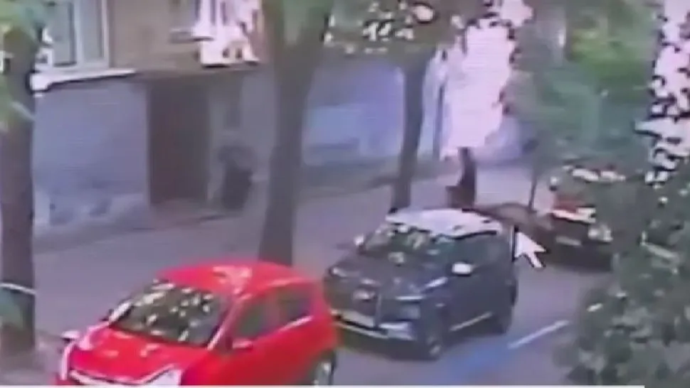 Primele imagini cu momentul în care fostul președinte al Parlamentului Ucrainei a fost asasinat în stradă. Criminalul este un atacator deghizat în curier