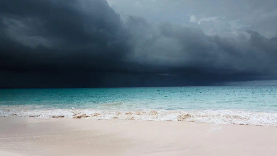 Clipe de coșmar pentru „vânătorii de uragane”: au intrat în inima furtunii Erin, primul ciclon major al sezonului atlantic