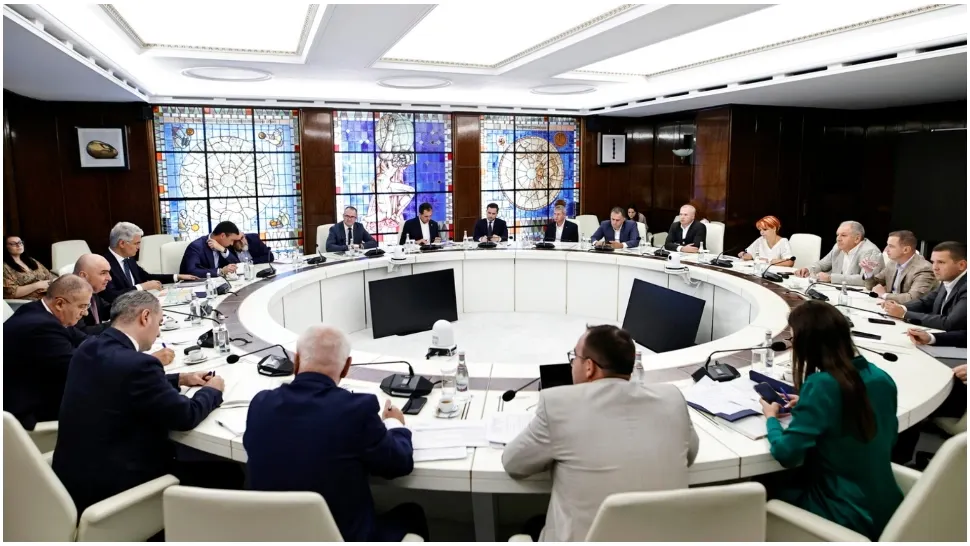 Fractură în Coaliție: PSD și USR fac ședințe separate cu Bolojan. Social-democrații nu-l scutesc de critici dure nici pe șeful guvernului