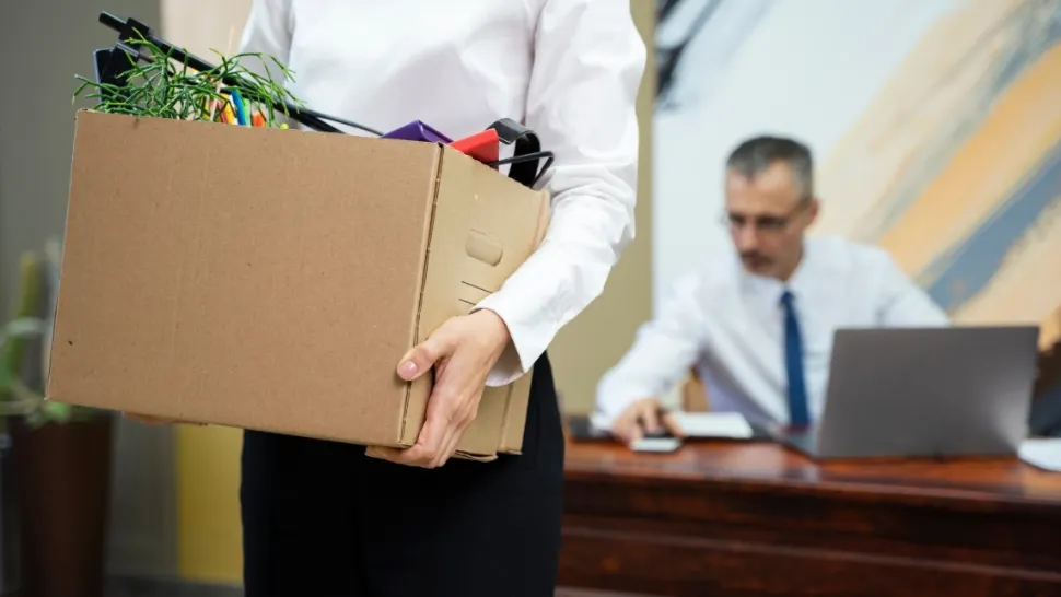 Exod în masă. Peste 150.000 de bugetari au demisionat în schimbul unor salarii compensatorii