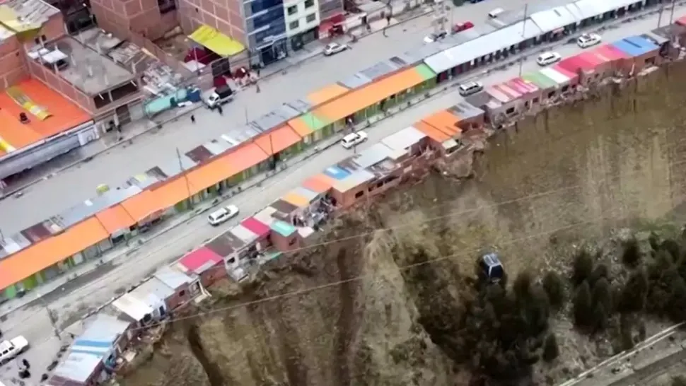 Satul suspendat deasupra prăpastiei. Oamenii aleg să rămână, deși riscurile sunt enorme