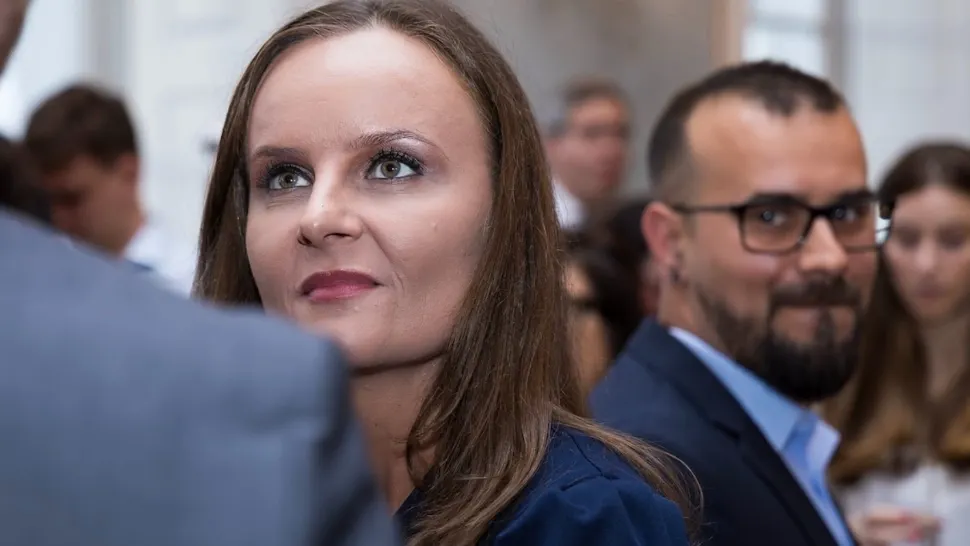 Salariu de 4.000 de euro pentru consulul României la Munchen. Casandra Marinescu e angajată la o primărie din jud. Sibiu, la ”relații cu publicul”. Anterior, a lucrat la SRI