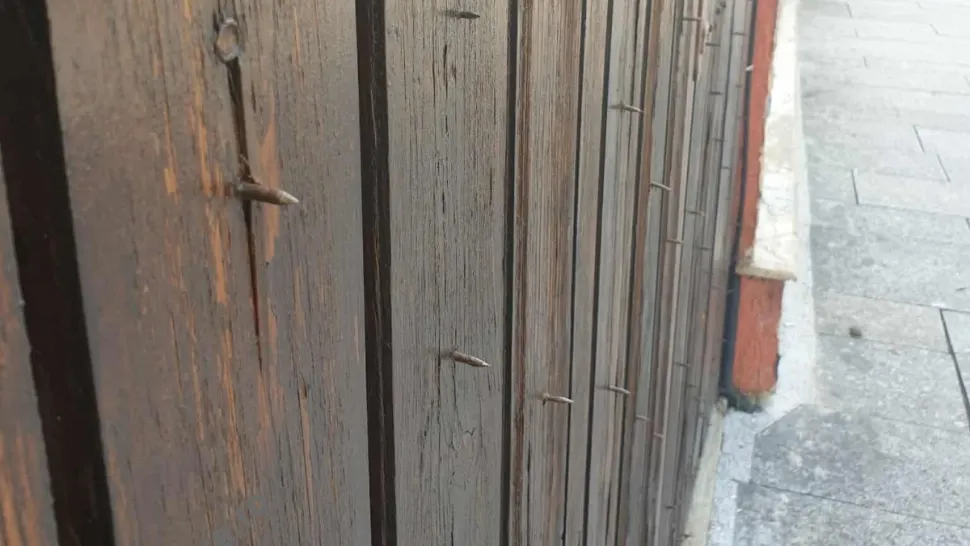 Un băiețel de 7 ani a fost grav rănit, după ce a căzut cu trotineta într-un gard plin de cuie, puse intenționat