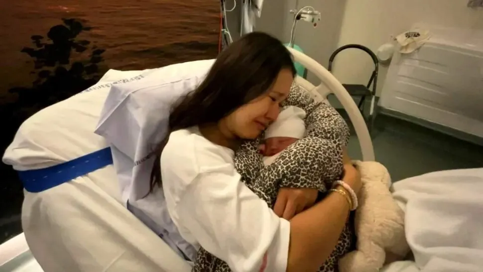 Caz șocant la maternitate: o tânără mamă a fost despărțită de copilul ei la doar o oră după naștere