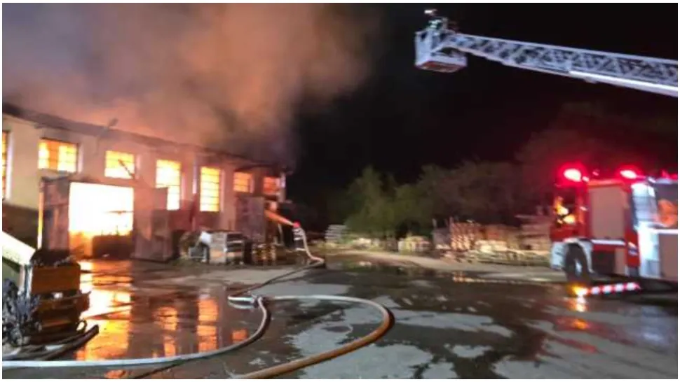 Incendiu puternic în Sălaj. O hală de producție și utilaje din ea, mistuite de flăcări