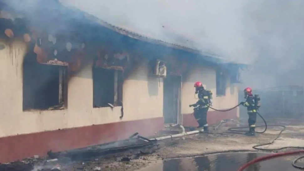 Incendiu la Biserica Evanghelică din Țăndărei. Șapte persoane, printre care patru copii, salvate la timp
