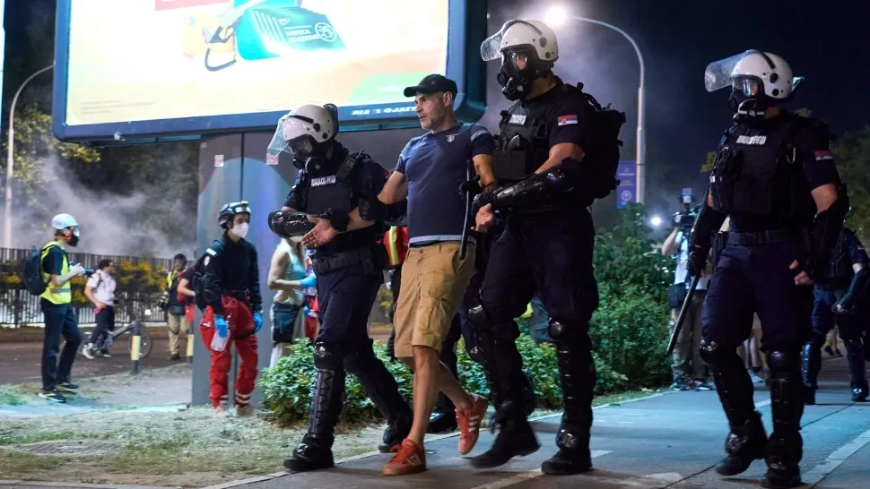 Protestele din Serbia au continuat pentru a cincea noapte la rând. Birourile partidului lui Vucic, incendiate de protestatarii furioși