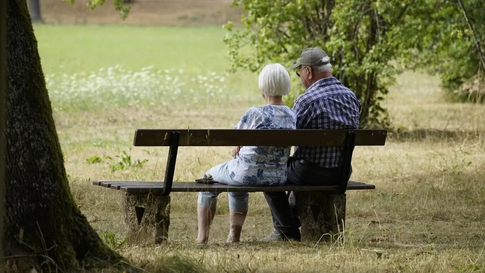 Un pensionar de 75 de ani - pus pe fapte mari! Bărbatul i-a cerut divorțul soției după ce s-a îndrăgostit de o fată generată de AI, în mediul online