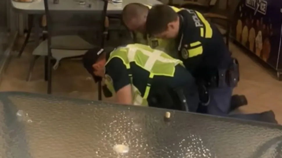 Scandal de proporții într-o benzinărie din Turda. Doi bărbați au fost încătușați de polițisti VIDEO