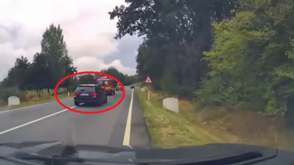 Pericol pe șoselele din Bihor! Şoferi filmaţi circulând periculos în spatele unei ambulanţe: a fost sesizată Poliția VIDEO