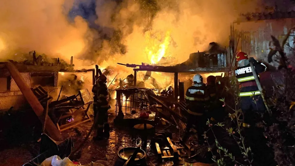 Incendiu de proporții într-o locuință din județul Botoșani. Flăcările amenință alte două case