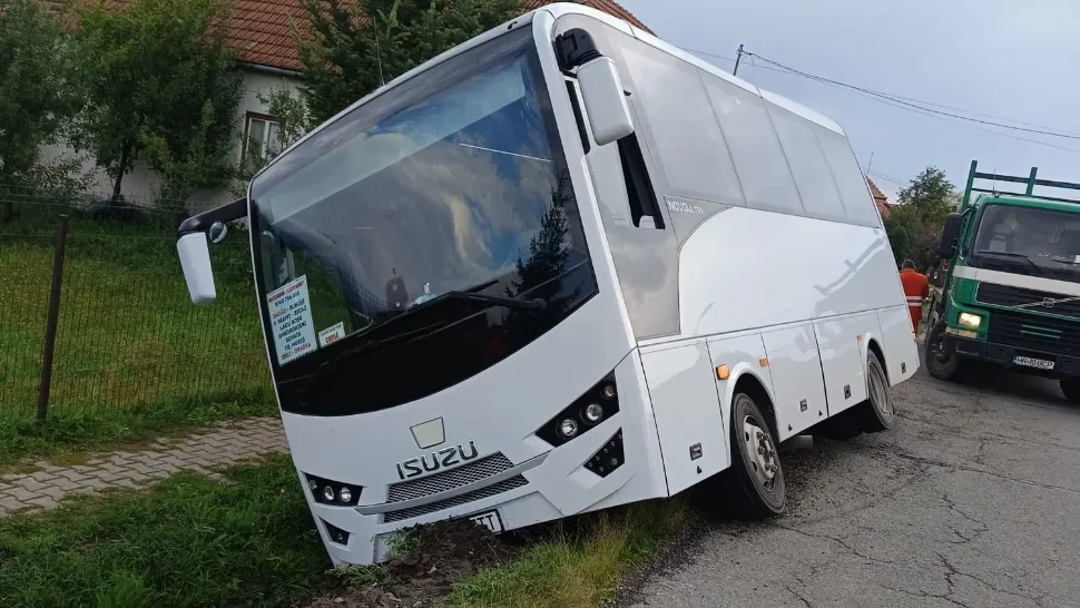 Un autobuz cu 26 de persoane a derapat într-un șanț, în Harghita. Pasagerii au rămas BLOCAȚI: printre ei și 14 copii