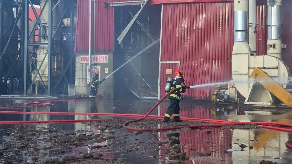 Incendiu violent la fabrica de prelucrare a lemnului Kronospan Sebeș: mai multe EXPLOZII, patru persoane rănite - GALERIE FOTO