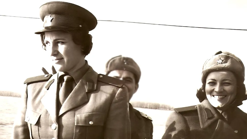 Irina Loghin și Maria Ciobanu, în ipostaze nemaivăzute. De ce s-au îmbrăcat cele două vedete în uniformă de milițian – FOTO
