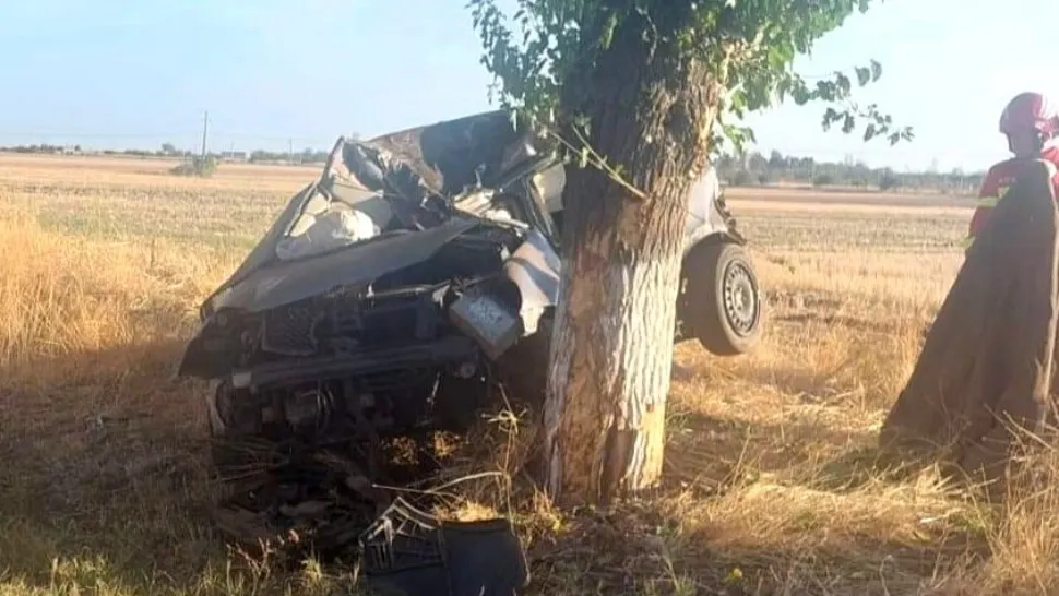 Accident rutier MORTAL pentru un șofer de 18 ani. A intrat cu mașina direct în pom