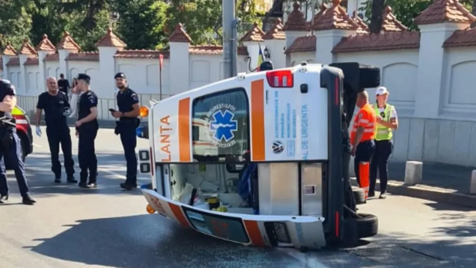 Ambulanță în misiune, răsturnată pe șosea: doi răniți. Impact violent la Piața Leu din Capitală