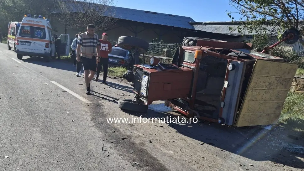 Accident rutier în Suceava: două persoane au ajuns la spital după ce un BMW a intrat în coliziune cu un tractor