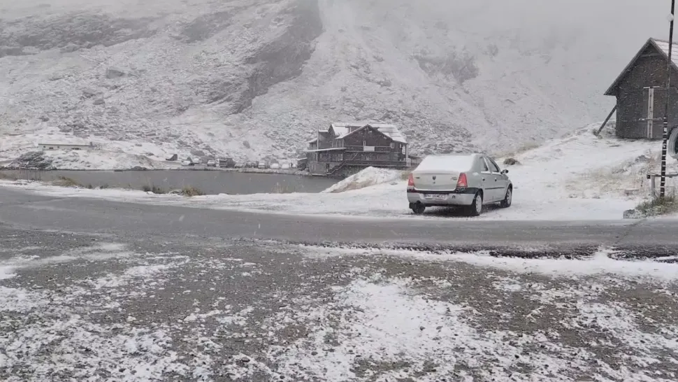 Imagini de poveste pe șoselele montane: prima ninsoare din sezon pe Transfăgărășan, Transalpina și Pasul Prislop - VIDEO/ FOTO