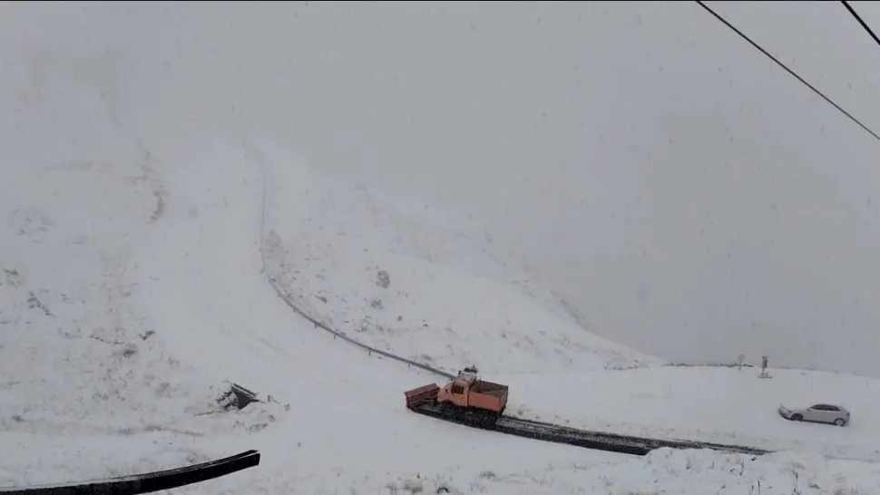 Șoselele montane, acoperite de un strat consistent de zăpadă: imagini spectaculoase. Unde nu se circulă VIDEO 