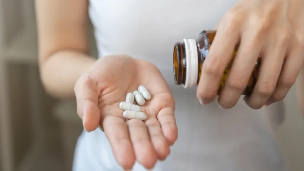 Aproape jumătate dintre români iau pastile „după ureche”. Medicii avertizează asupra riscurilor