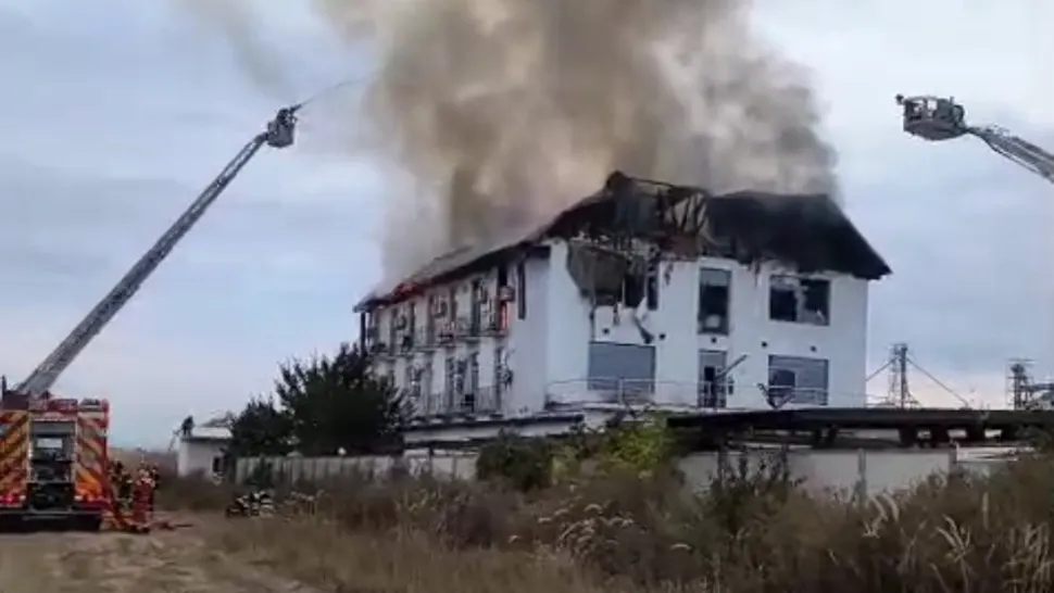 Ancheta de la hotelul din Tătărani: un cablu defect sau izolat necorespunzător, cauza probabilă a incendiului. Două persoane și-au pierdut viața