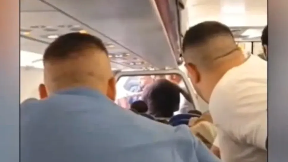 Scandal uriaș într-un avion cu destinația București: 30 de persoane s-au luat la bătaie