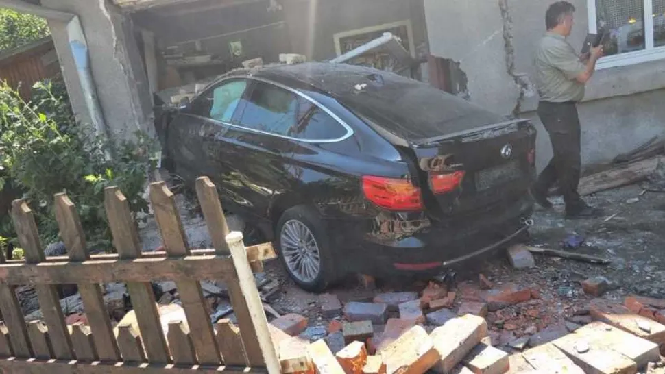 Accident demn de cascadorii râsului în Caraș-Severin. Un tânăr de 18 ani a intrat cu maşina într-o casă
