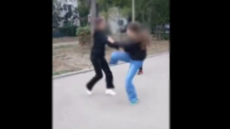 Două eleve s-au bătut ca în ring, în apropierea școlii. Colegii prezenți erau preocupați să filmeze – VIDEO
