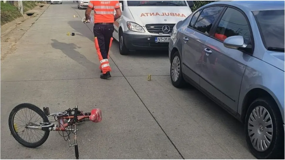 Atenție la noua înșelătorie în trafic prin „metoda accidentul”. Biciclist cu păpușă, pe post de victimă „accidentată”