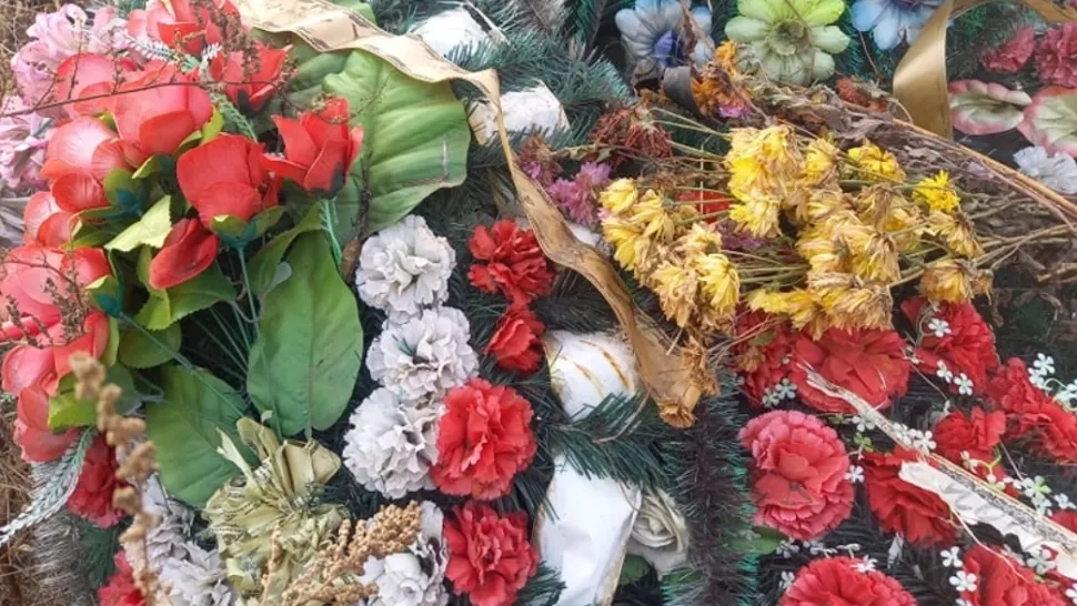 Înmormântări prietenoase cu mediul, la Timișoara: primăria lui Fritz vrea să interzică în cimitir coroanele și florile de plastic